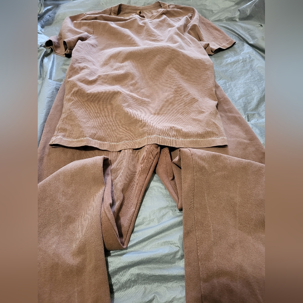 SKIMS Camel Outdoor Tshirt and Leggings Set - Picture 7 of 15